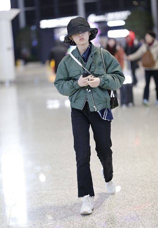 样式 张子枫有“老戏骨”的稳重，穿棉服微喇裤素气低调，其实比同龄人时尚太多