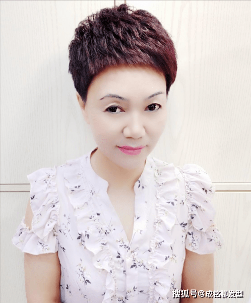 发型45岁女人剪什么短发显年轻？这三种短发时尚又干练，每一款都减龄