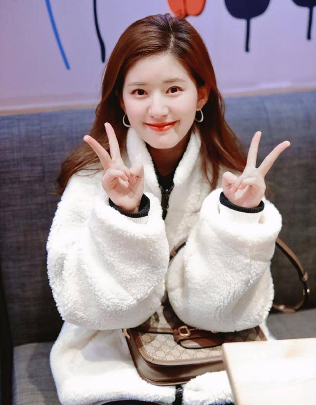 一身 袁冰妍和赵露思相差6岁，同穿白色毛绒夹克，一个酷帅一个甜美！