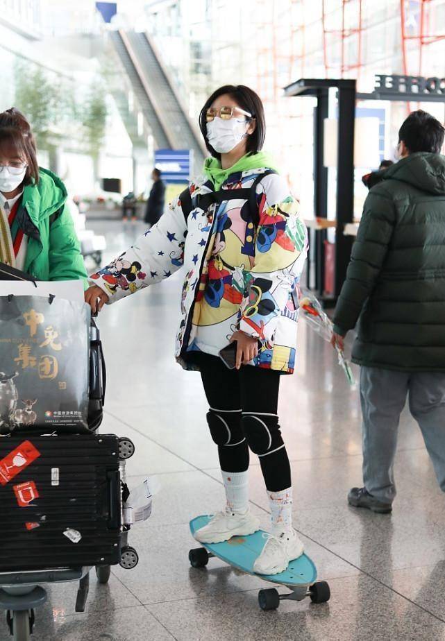 卡通 赵奕欢的穿衣挺可爱，卡通棉服配苹果绿卫衣，藏不住少女活力