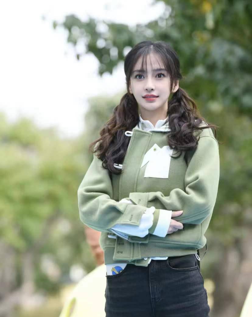 杨颖 离婚后的杨颖越来越大胆,穿牛角大衣+黑色紧身裤,少女感很足