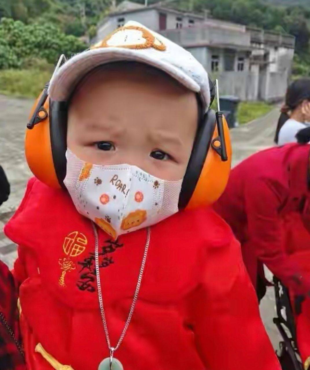 承德 胡杏儿元宵陪老公回农村,用扁担挑货接地气,三娃同穿唐装好喜庆