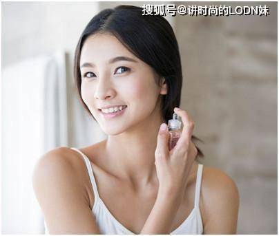 体液优雅女人懂得面面俱到，出门包里会有这5样，少一样都不“精致”