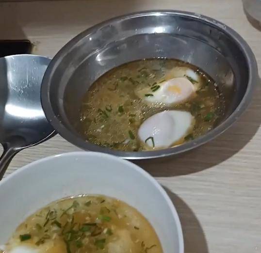 父亲|男子交代妻子照顾好80岁父亲，妻子准备做早饭时公公举动让她内疚