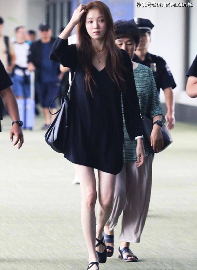 黑色 论“腿长”关晓彤都输给她！再难穿的衣服，也穿出腿长两米既视感