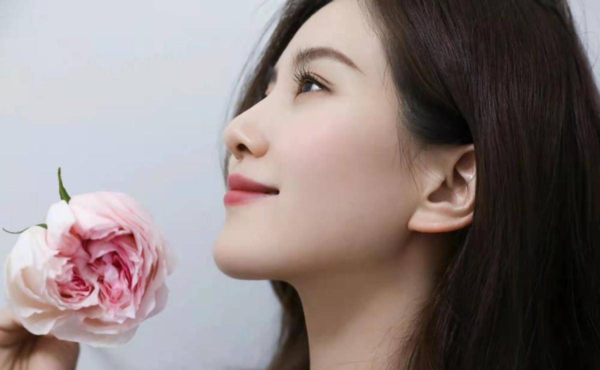 营业 刘诗诗元宵营业照造型封神！穿露肩白裙秀天鹅颈，吴奇隆到宝了