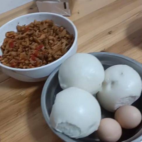 父亲|男子交代妻子照顾好80岁父亲，妻子准备做早饭时公公举动让她内疚