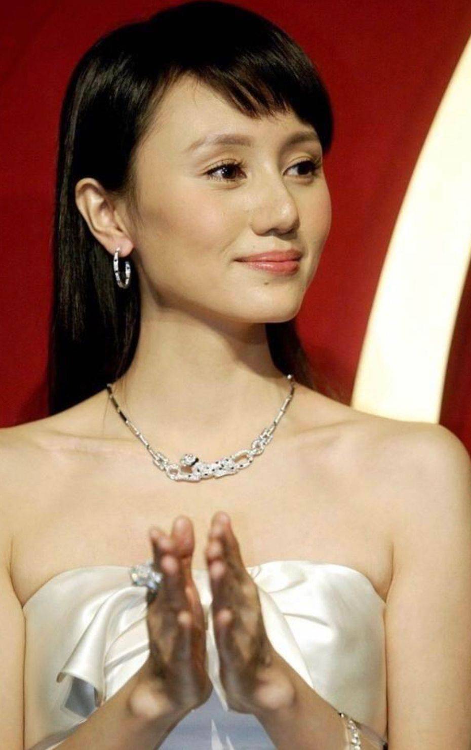 长发看了袁泉的长发照，终于明白为什么上了年纪的女人，都喜欢留短发
