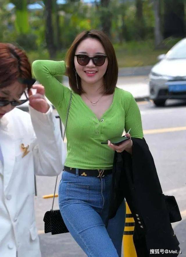 喇叭裤 穿搭出众“大方”的美女，可以更好地展现自己，似乎成了一种潮流