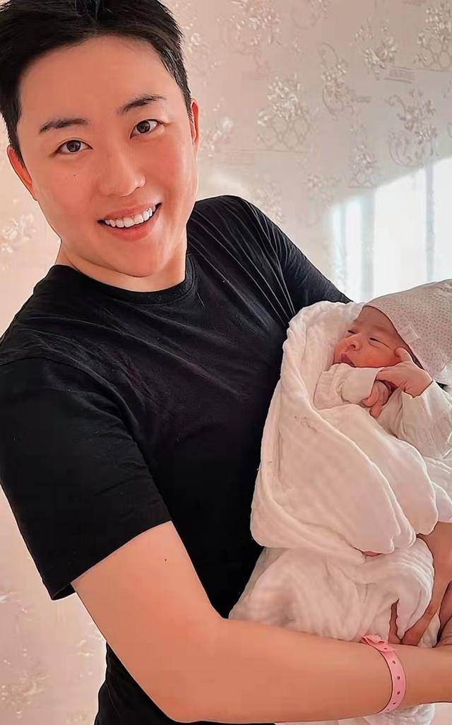 叶海洋做手术前特意问女儿doris,想要弟弟还是妹妹,doris说,想要妹妹.