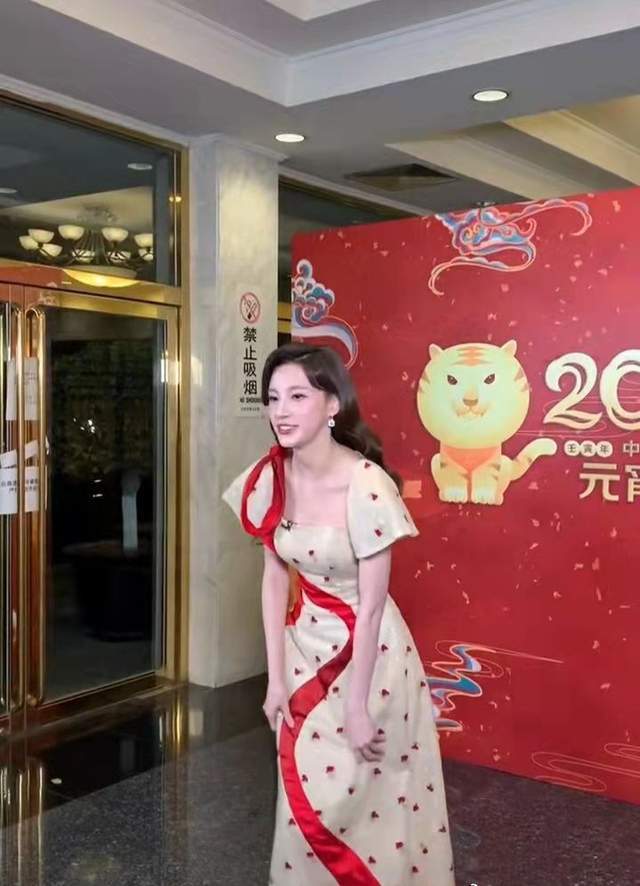 传统 马凡舒首登元宵晚会挑大梁，甜美风艳压成门面，李思思旗袍太保守