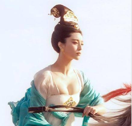 巅峰49岁李嘉欣贵妃装遭吐槽，眼窝深陷毫无气质，和巅峰时期相差太远