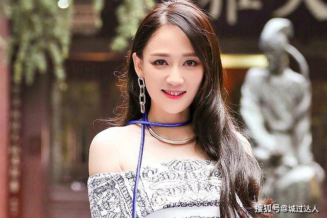 卷发脸上有这4个“特征”,就放弃“黑长直”吧!换上卷发会更女神