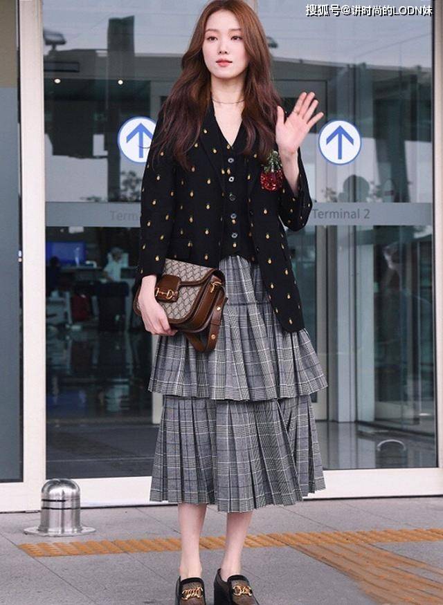 黑色 论“腿长”关晓彤都输给她！再难穿的衣服，也穿出腿长两米既视感