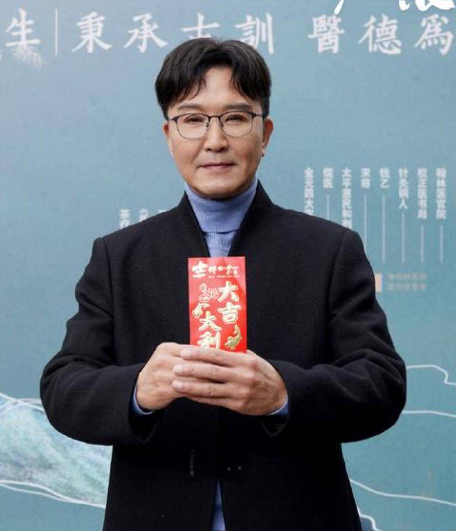 下巴明星频翻车医美需谨慎！有人脸变充气气球，有人下巴变天气预报