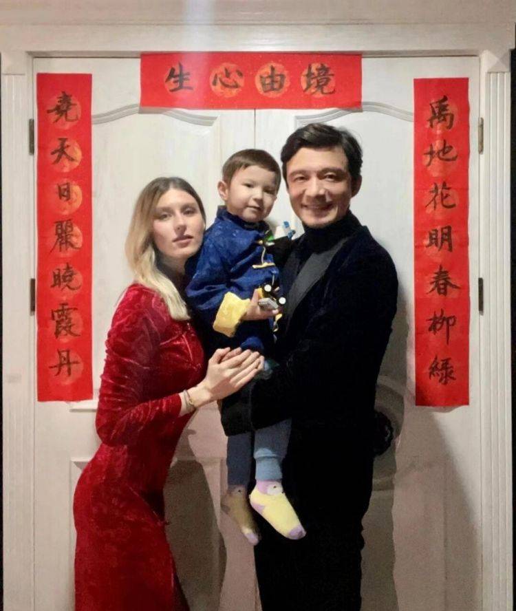 前国脚谢晖晒47岁庆生照,二婚妻子身材火辣,混血儿子长相随爸_谢辉_小
