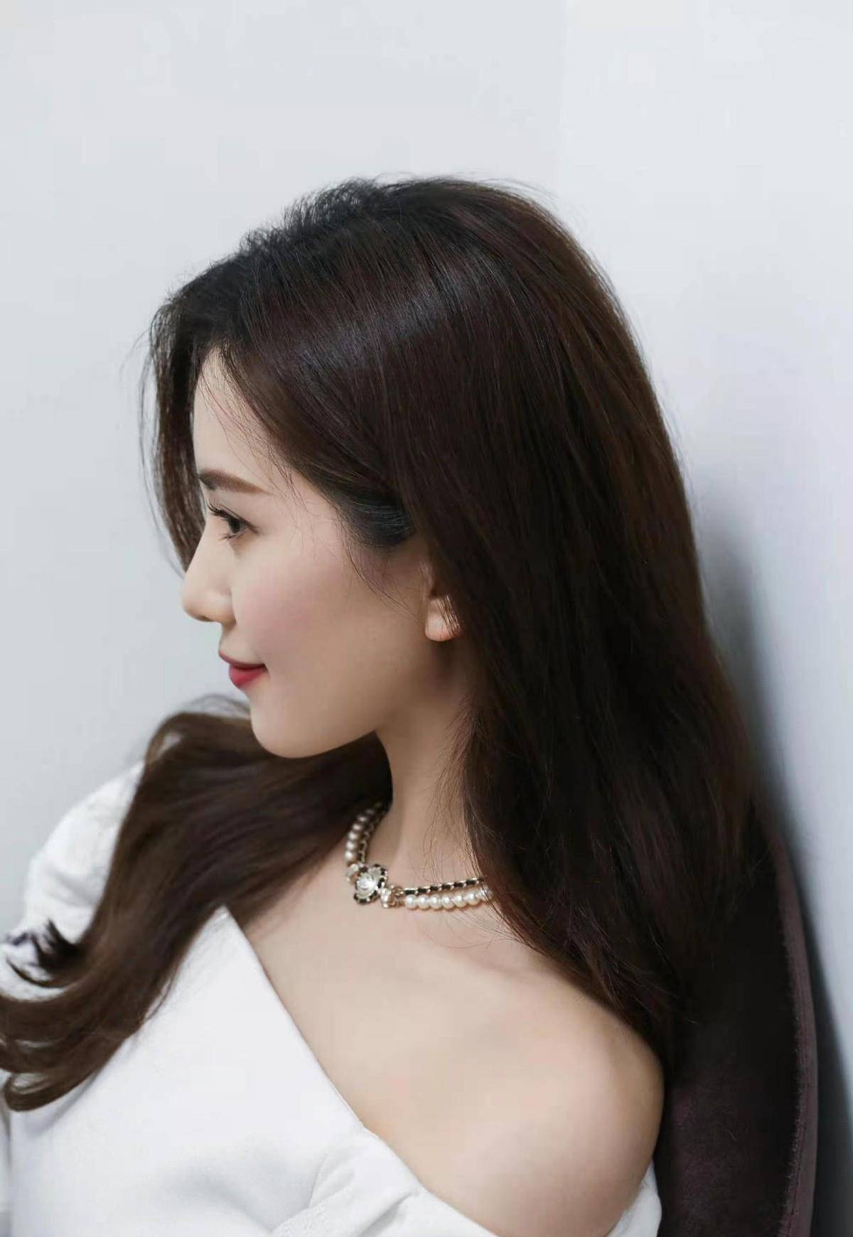 营业 刘诗诗元宵营业照造型封神！穿露肩白裙秀天鹅颈，吴奇隆到宝了