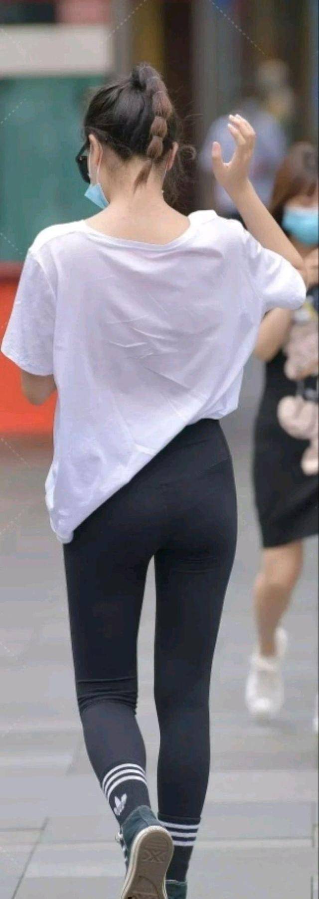 灯芯绒 一款灯芯绒材质的半身裙,秀出纤细的小腿线条,走路更有淑女风范