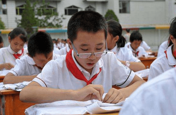 原創山東某小學生上課躺在地上睡覺老師習以為常究竟有什麼來頭