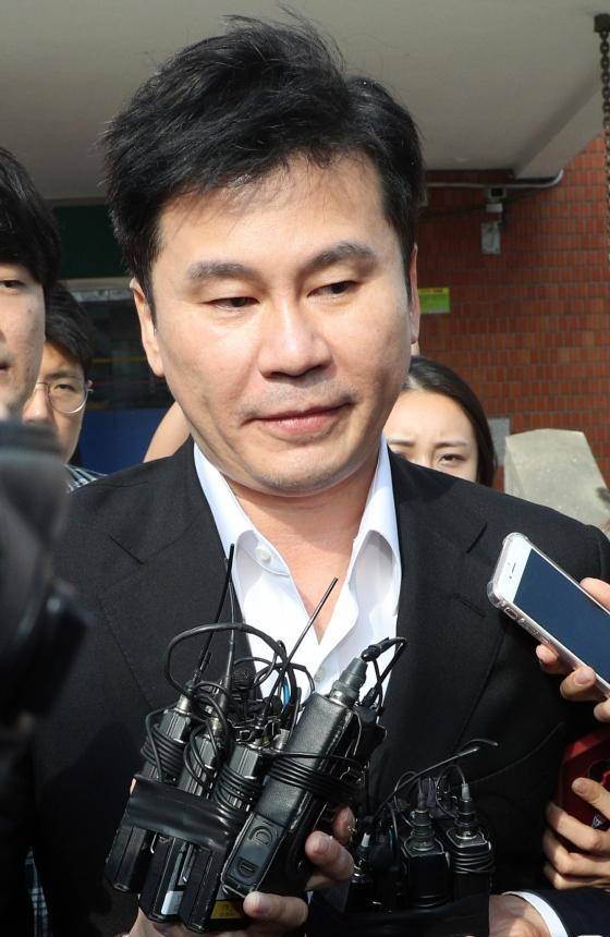 yg杨贤硕完成23小时的警方审问,一出来就被媒体围堵了?
