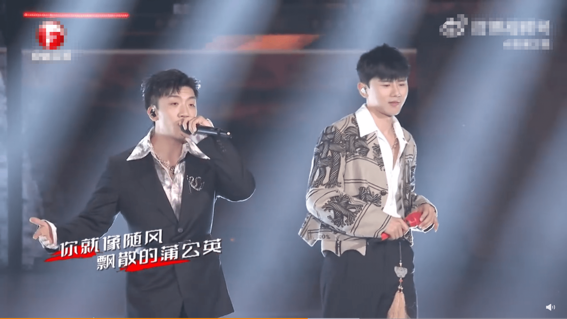 卫视|元宵晚会亮点合集：中国女足齐唱铿锵玫瑰，baby假唱痕迹太明显