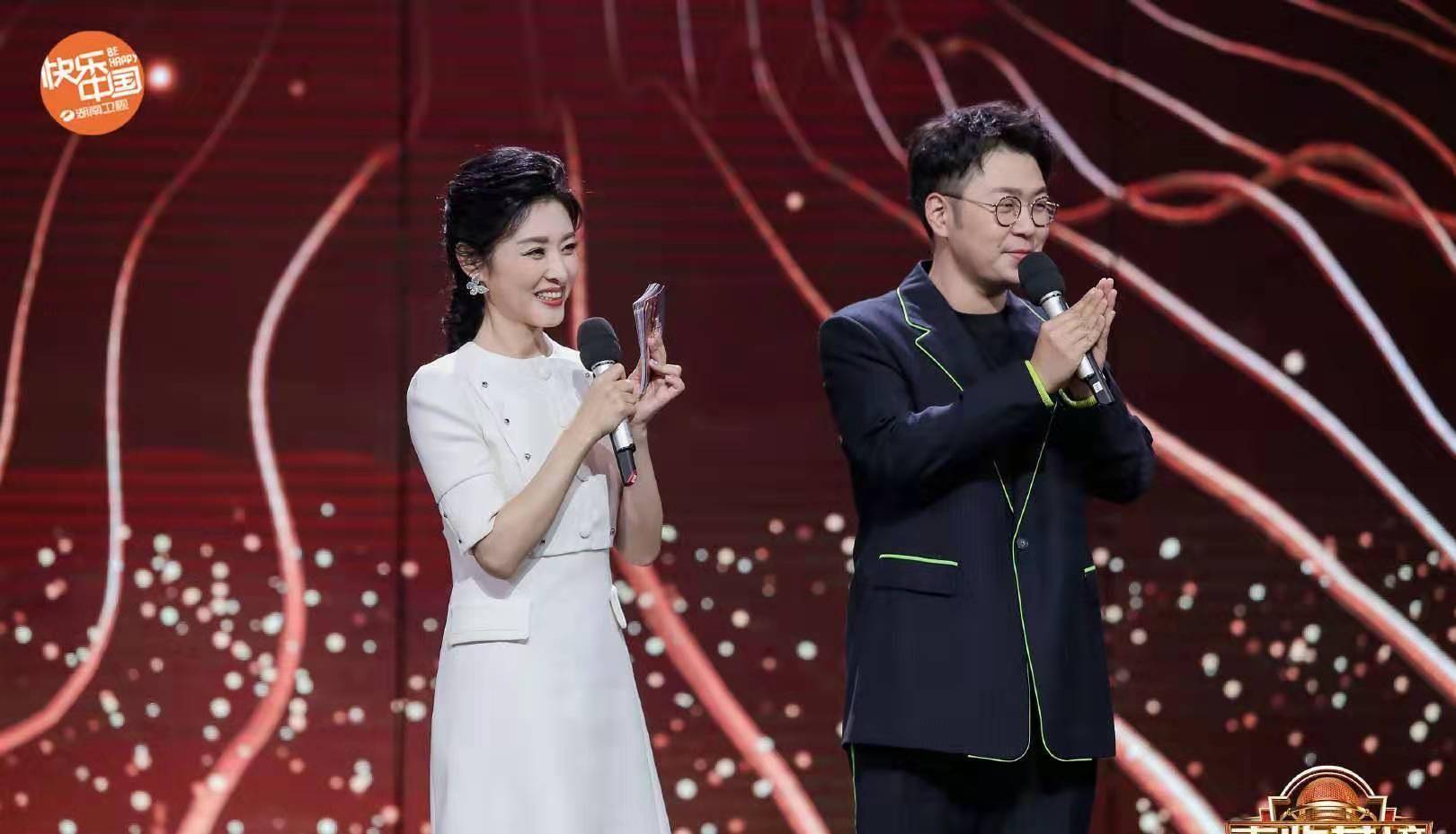 骨子里周涛气质太好了，穿小白裙主持《声临其境》，51岁美得端庄优雅