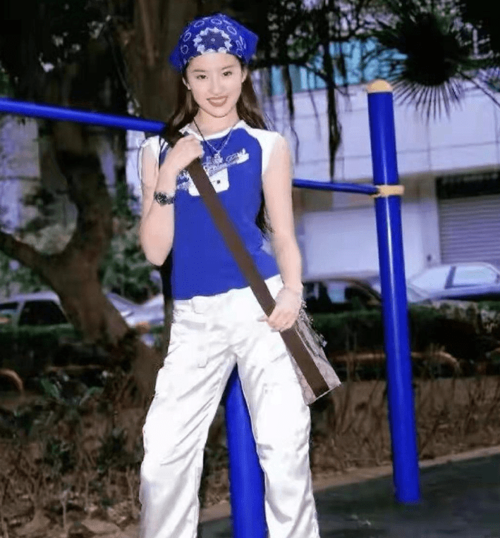 灵气 刘亦菲十五岁的时候太嫩了吧，穿着时尚，像极了时下前卫的穿法