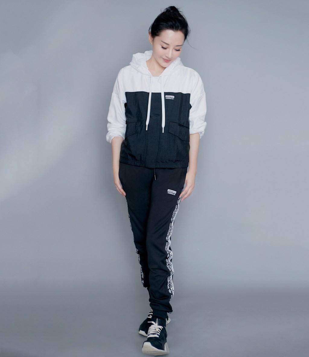 大气 她50岁不老被赞冻龄,今穿V领连体裤背“新华字典”,太吸睛了