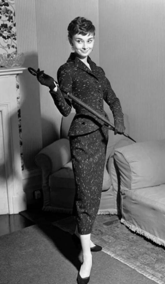 经典 奔五女人不想被叫“中年妇女”，试试赫本3套法式穿搭，优雅高贵