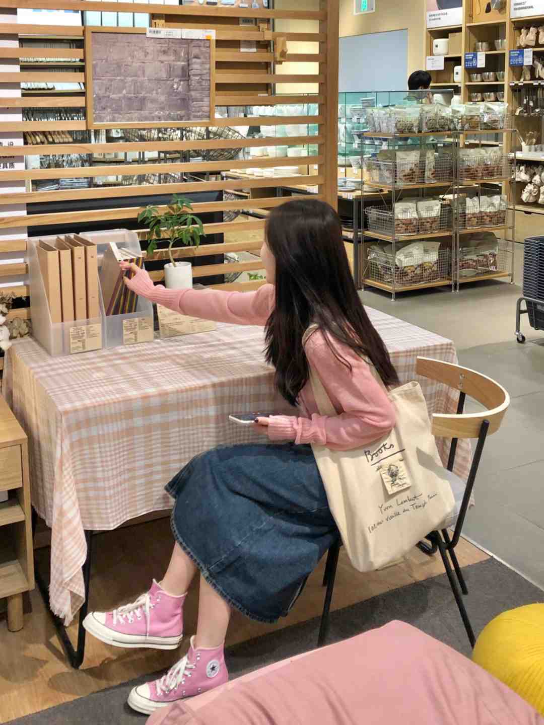 设计 开春不知道怎样穿？用粉色毛衣搭配这几条下装，真的封神了