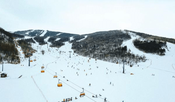 航拍吉林松花湖不愧是東北名列前茅的滑雪場滑雪者的天堂