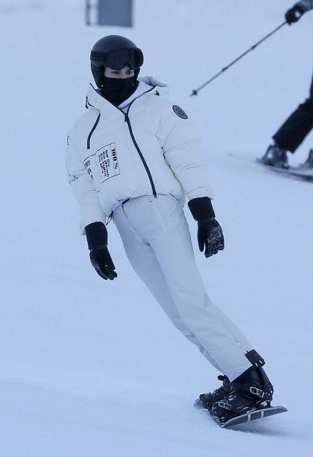 黑色 本年盛行“滑雪服”时髦，简略调配也挺高档，看着时髦还有生机。