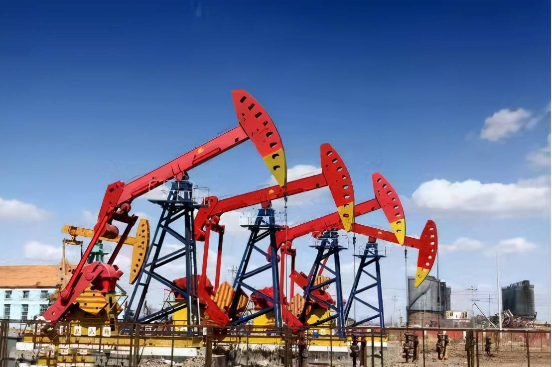 图为石油开采设备首先,塔里木盆地的石油虽然多,但是毕竟地处荒漠