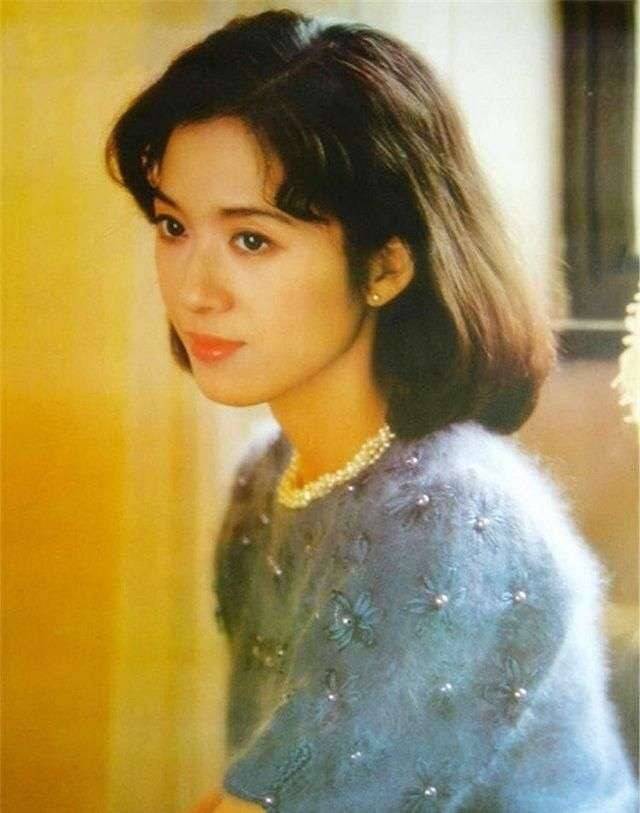 毛衣 作为“80年代第一美女”，龚雪老师的穿搭造型，至今依旧时髦靓丽