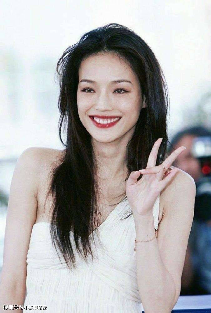 对比看了安吉丽娜朱莉，才知道涂口红也有讲究，来看看你适合哪种唇妆