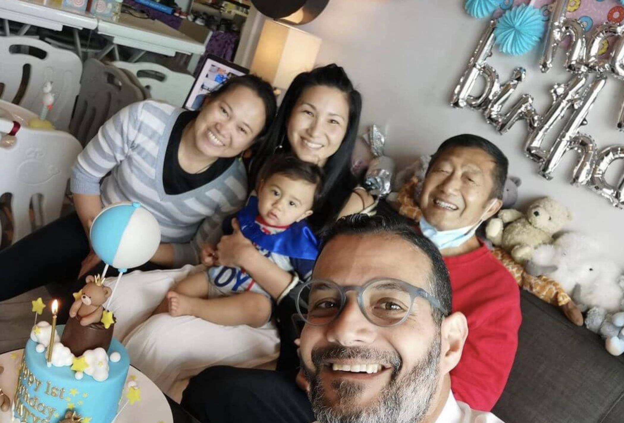 郑佩佩混血外孙庆祝一岁生日,原文通罕见露脸,三代同堂幸福洋溢_母亲