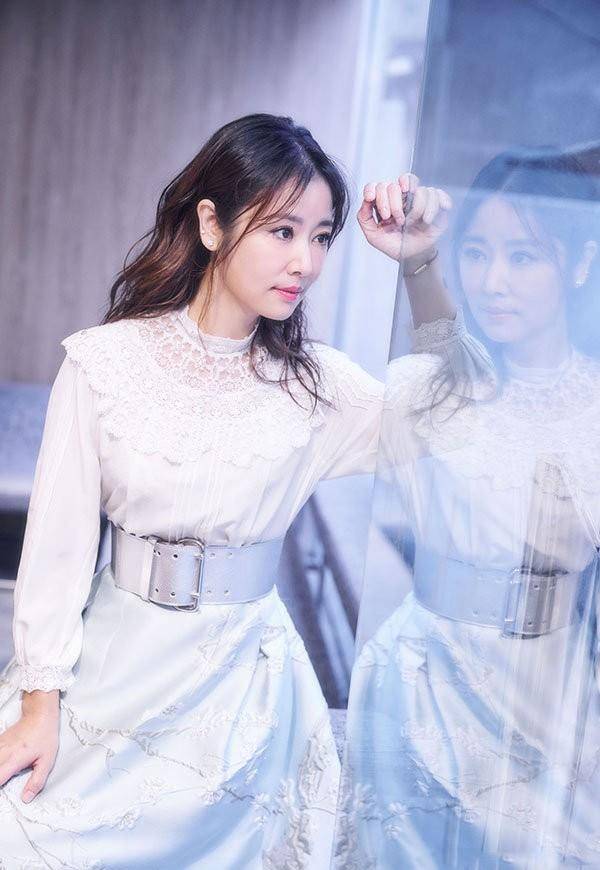 衣袖 林心如封面大片曝光，飒爽造型出镜太美了！丝毫看不出44岁的样子