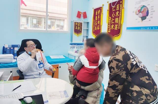 贵州|孤独症男孩家长赠点心——贵州红十字会儿童医院樊风海医生获称赞