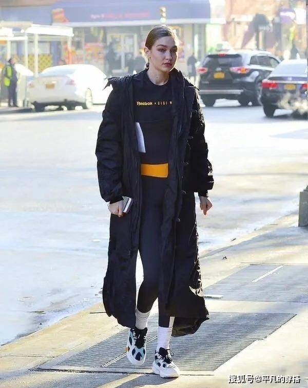 袜子 比秋裤外穿还厉害的操作:“打底裤+露袜”,明星超模都在这么穿