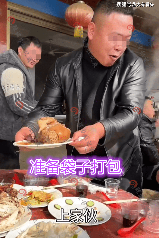 条在农村吃席的视频,视频中两名男子竟然也拿着塑料袋打包桌上的食物