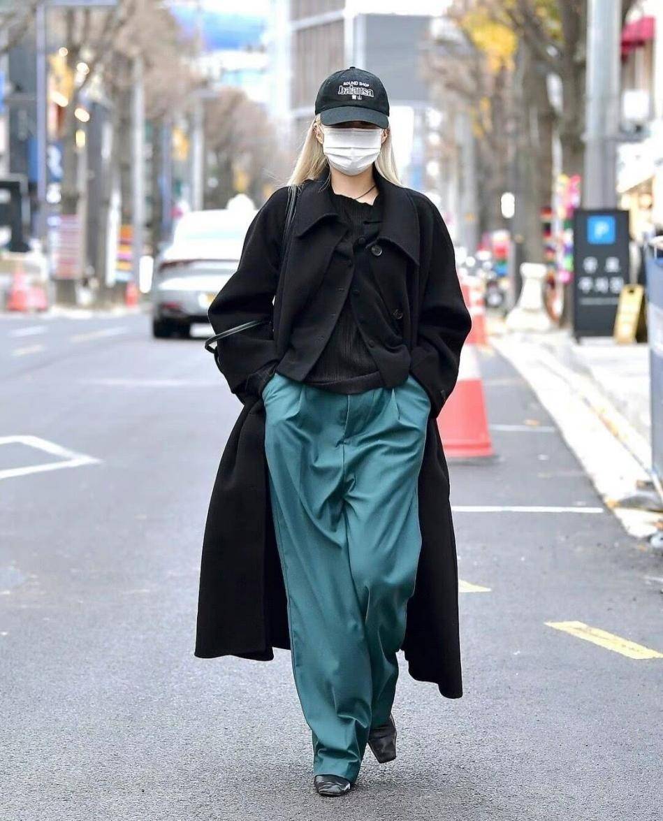 黑色 街拍镜头下的韩国女孩，没有美颜滤镜，用简约的黑色也能穿出时髦
