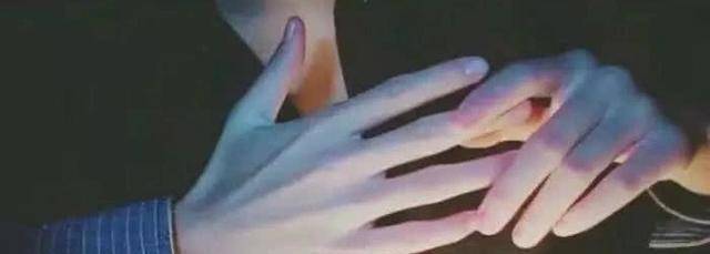 手部本以为是女明星的手，谁知竟然是“男星的手”，让女人情何以堪！