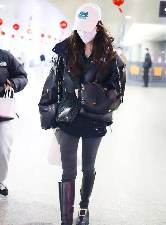身材苗条 羽绒服多好穿！90斤Angelababy选棉服牛仔裤赶机，身材苗条被追捧