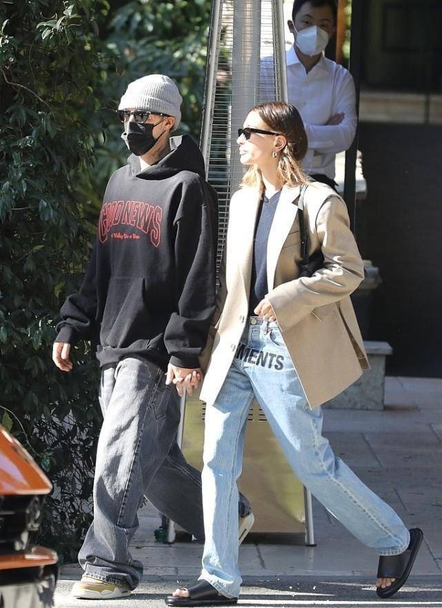 毛衣 海莉穿得比比伯还霸气,西装叠穿毛衣T恤,休闲简约还有气场