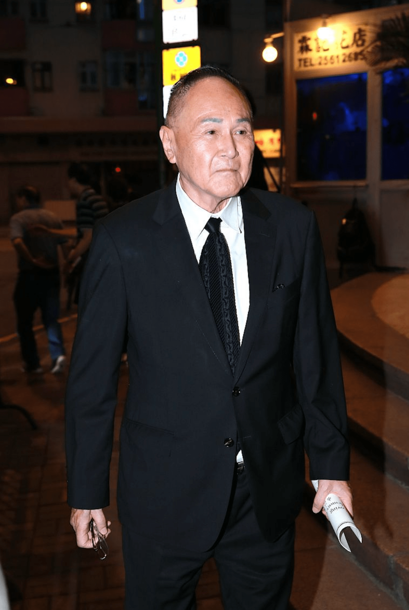 原创85岁赵世曾罕见露脸独自逛街无保镖相伴闹市中不戴口罩很随性