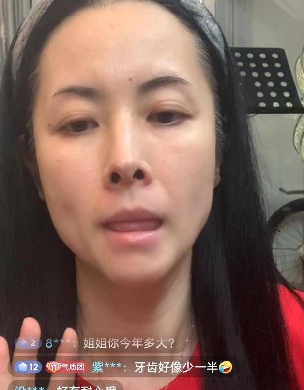 45岁杨明娜真的老了,素颜直播皮肤松弛一脸皱纹,网友:太真实