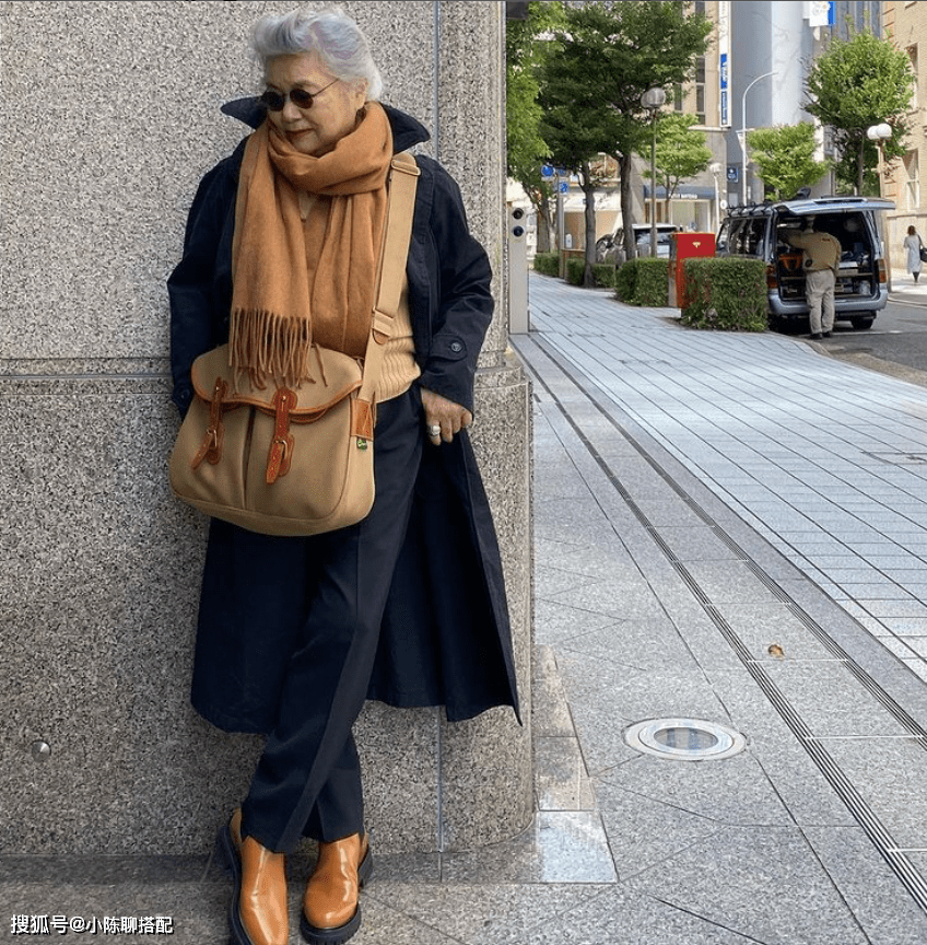 套装 80岁微胖奶奶老去之后照样时髦,满头白发也能穿出优雅气场