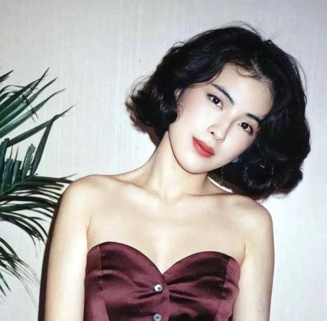 巅峰天王独宠她36年，年轻时凭“港妆”登上颜值的巅峰，惊艳了美妆界