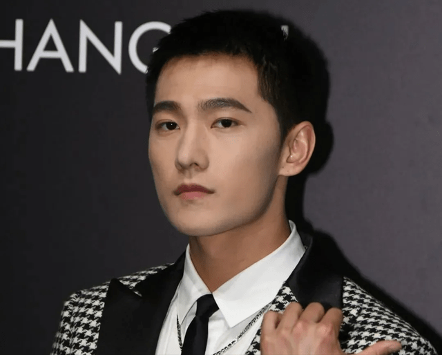 活动当红男星生图：杨洋抬头纹，易烊千玺戴假发，蔡徐坤肖战皮肤好