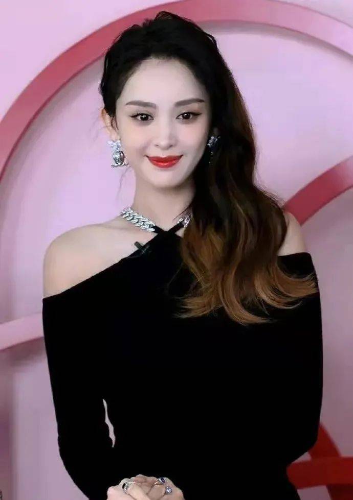 因为当淡颜女神遇上浓颜美人,谁更美?7组女星对比强烈